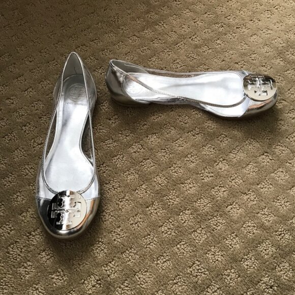 New Tory Burch Reva Audrey rare clear lucite silver logo medallion ballet flat - Picture 15 of 16
